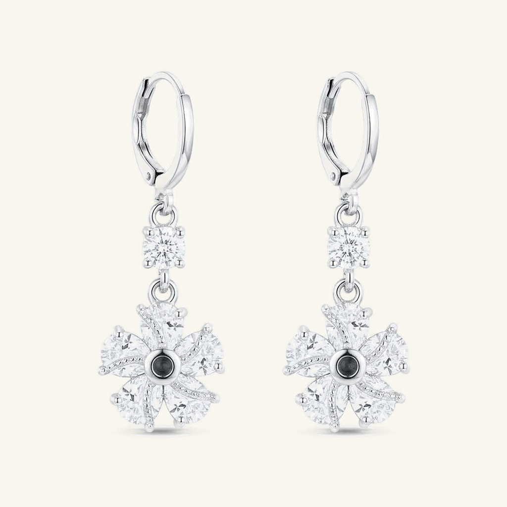 Aretes Colgantes Flor Brillante · Baño de Rodio